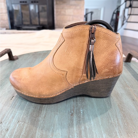 Dansko Tan Leather Ankle Boots – Size 39 (US 8.5–9) Comfort Wedge Booties - Picture 6 of 14